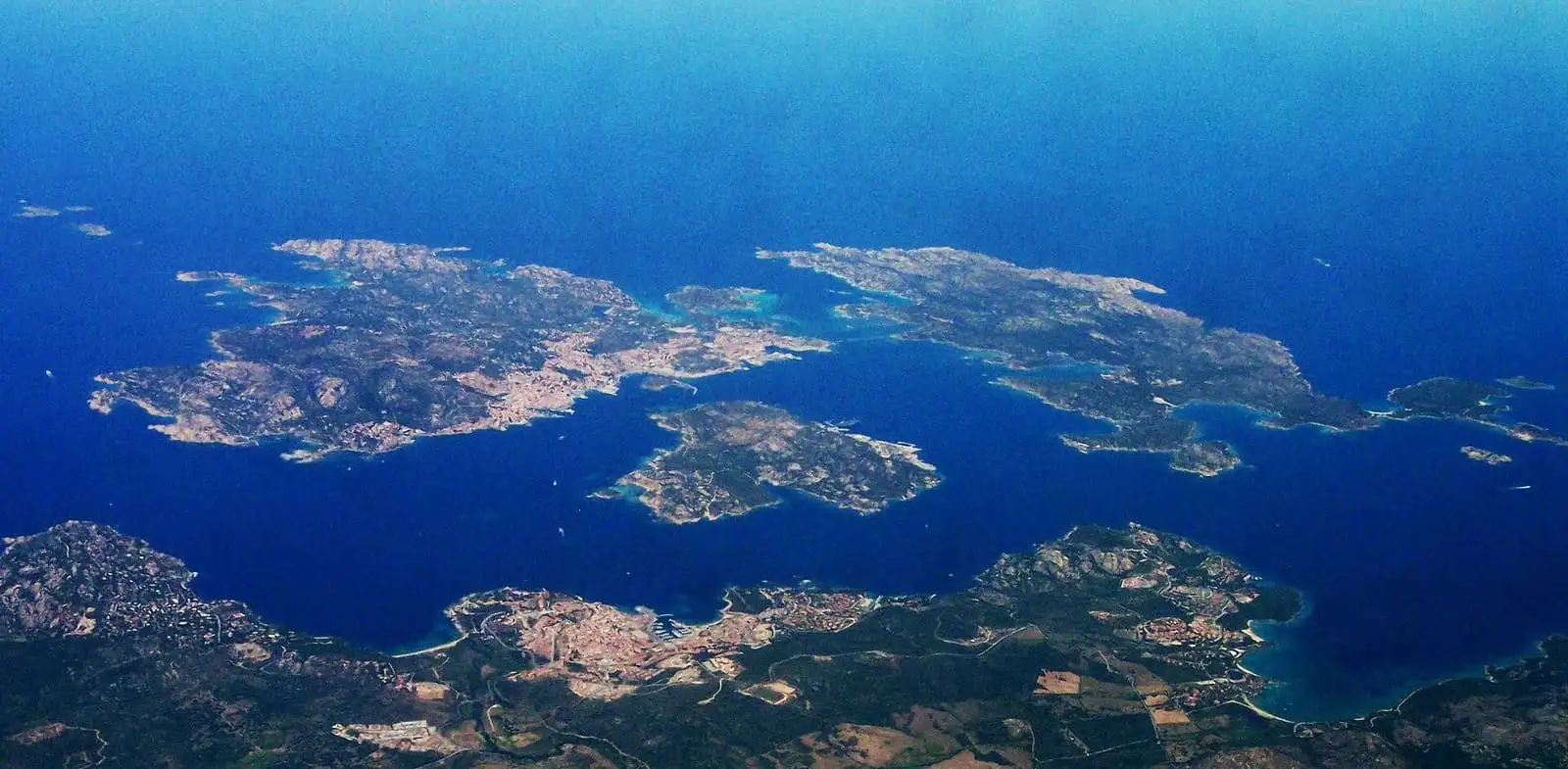 Veduta aerea dell'arcipelago di La Maddalena con le isole e i fondali turchesi