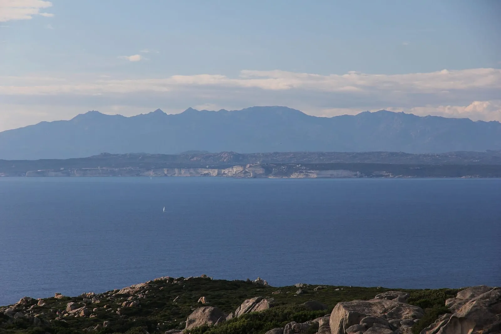 Corsica vista dalle Bocche di Bonifacio in una giornata limpida