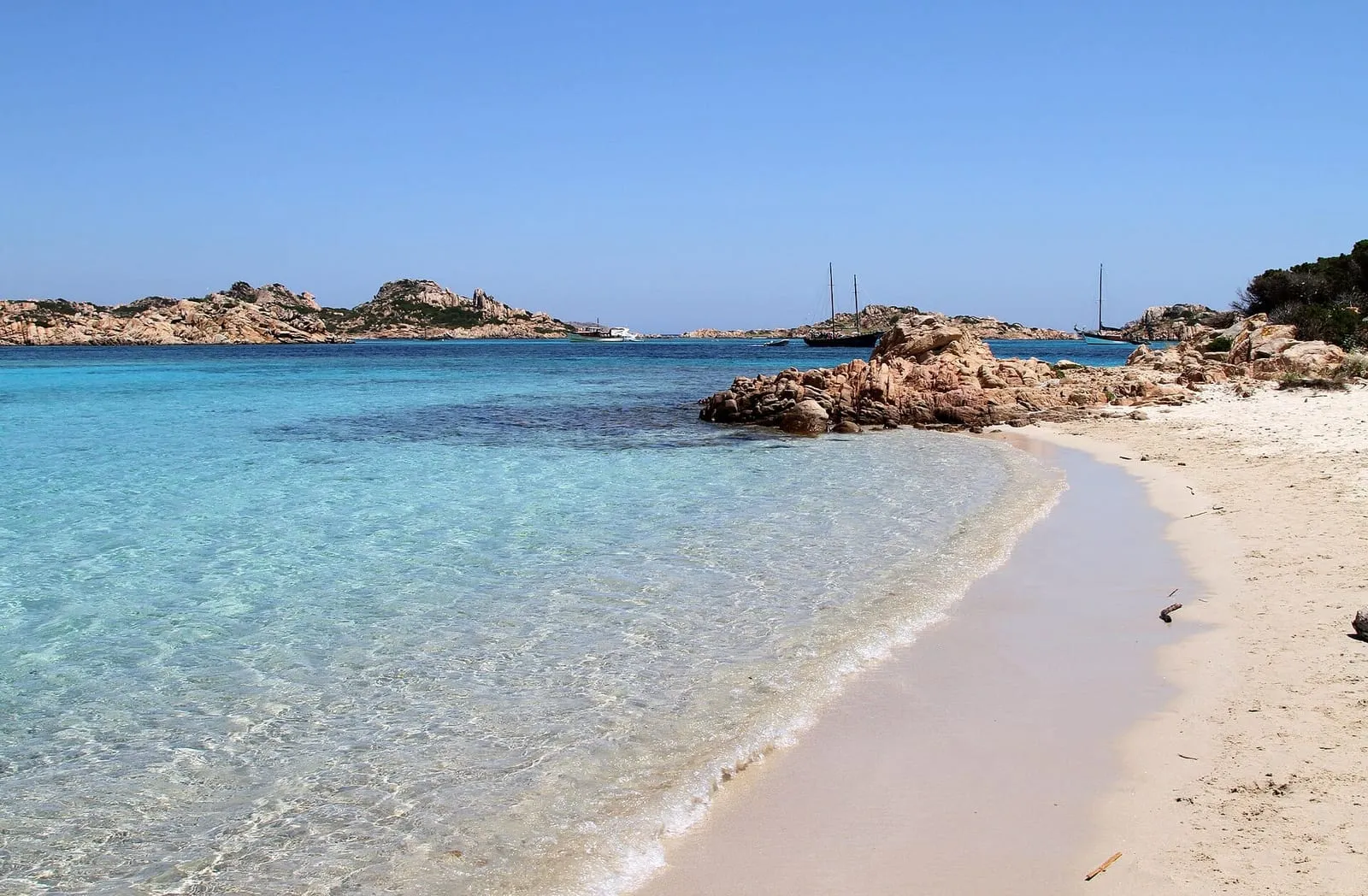 La Spiaggia del Cavaliere a Budelli, sosta di molte barche da Palau