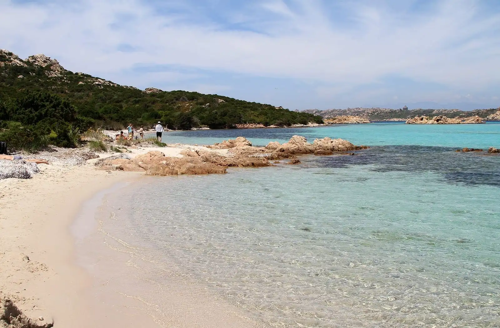 Acqua bassa e trasparente alla Spiaggia del Cavaliere a Budelli, sosta dei tour brevi