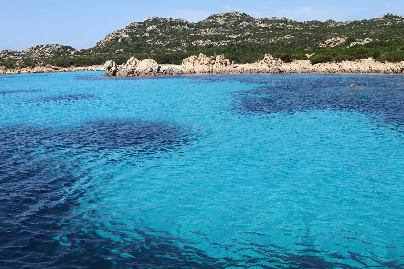 Acqua turchese al largo di Budelli, sosta bagno dei catamarani
