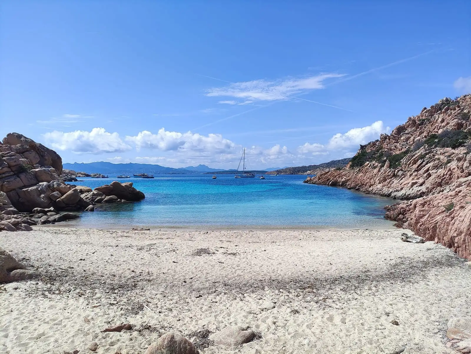 Cala Coticcio a Caprera vista dall'alto con le due spiagge e le barche a vela