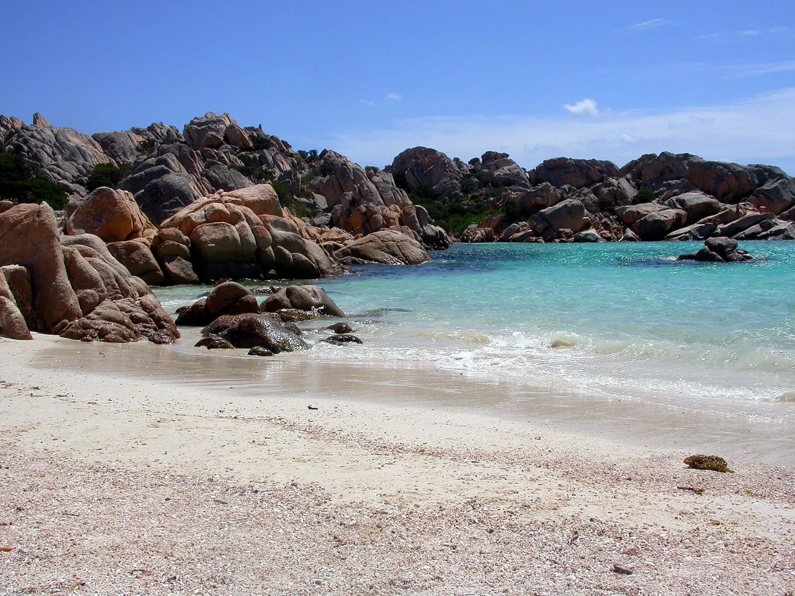 Sabbia chiara e granito rosa a Cala Coticcio, la "Tahiti" di Caprera