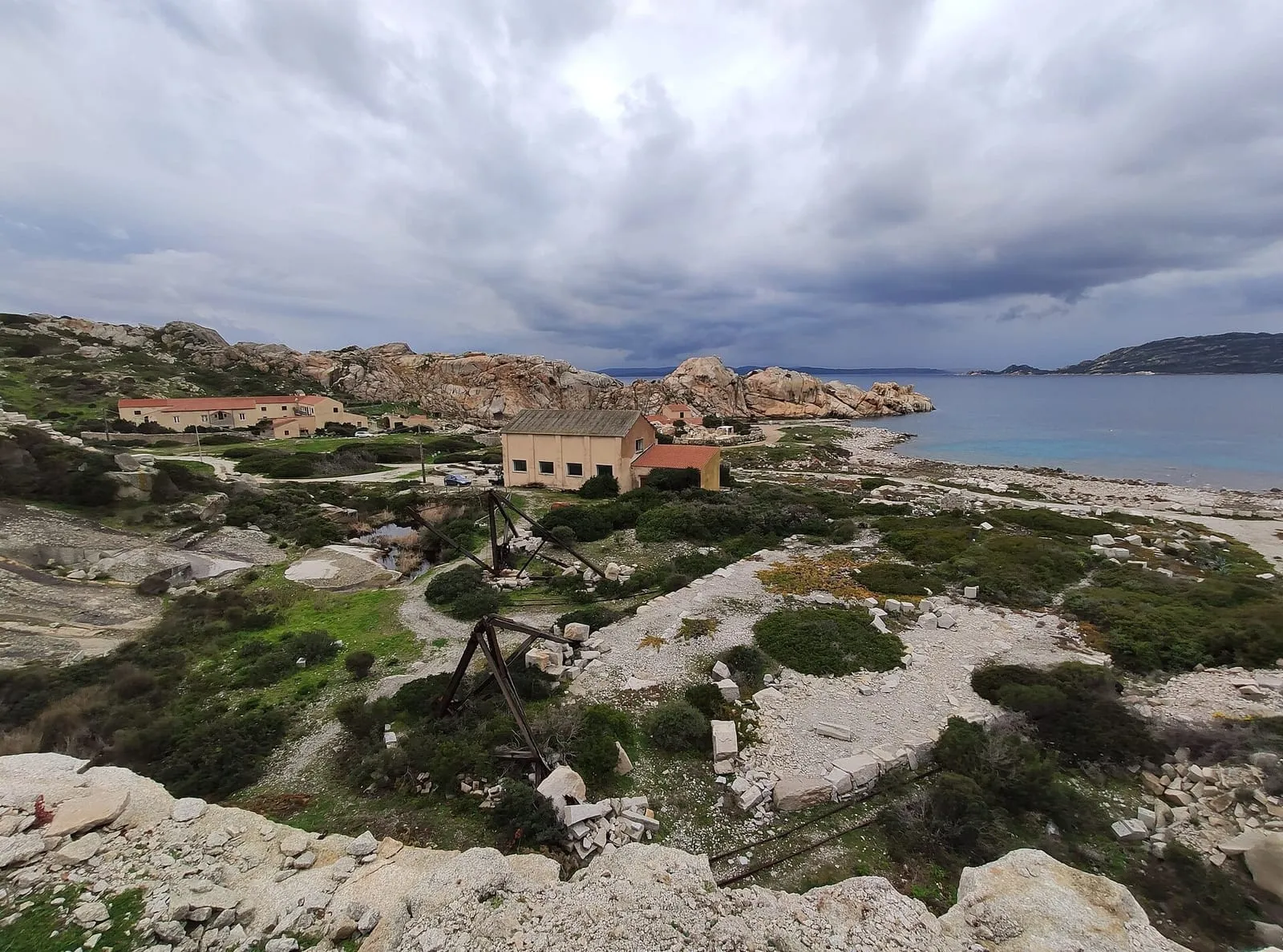 Costa di granito di Cala Francese a La Maddalena con l'acqua turchese