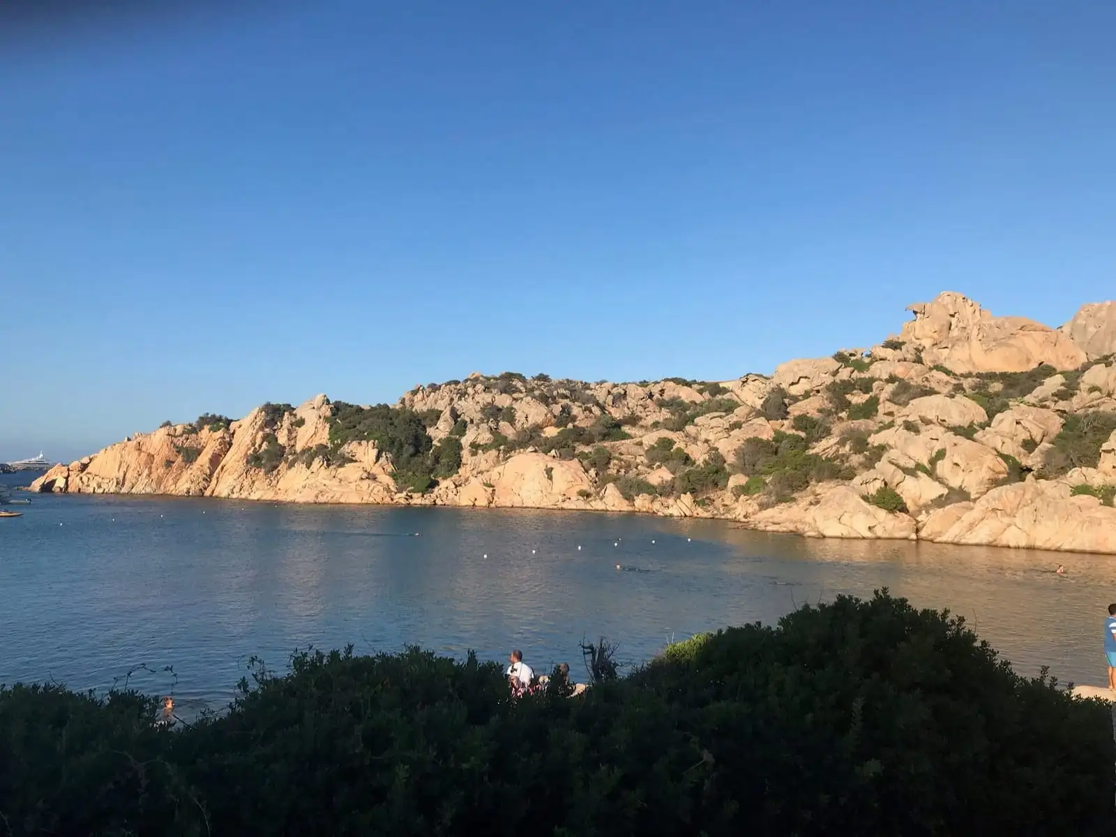 Baia di Cala Spalmatore a La Maddalena con la spiaggia chiara e le rocce di granito