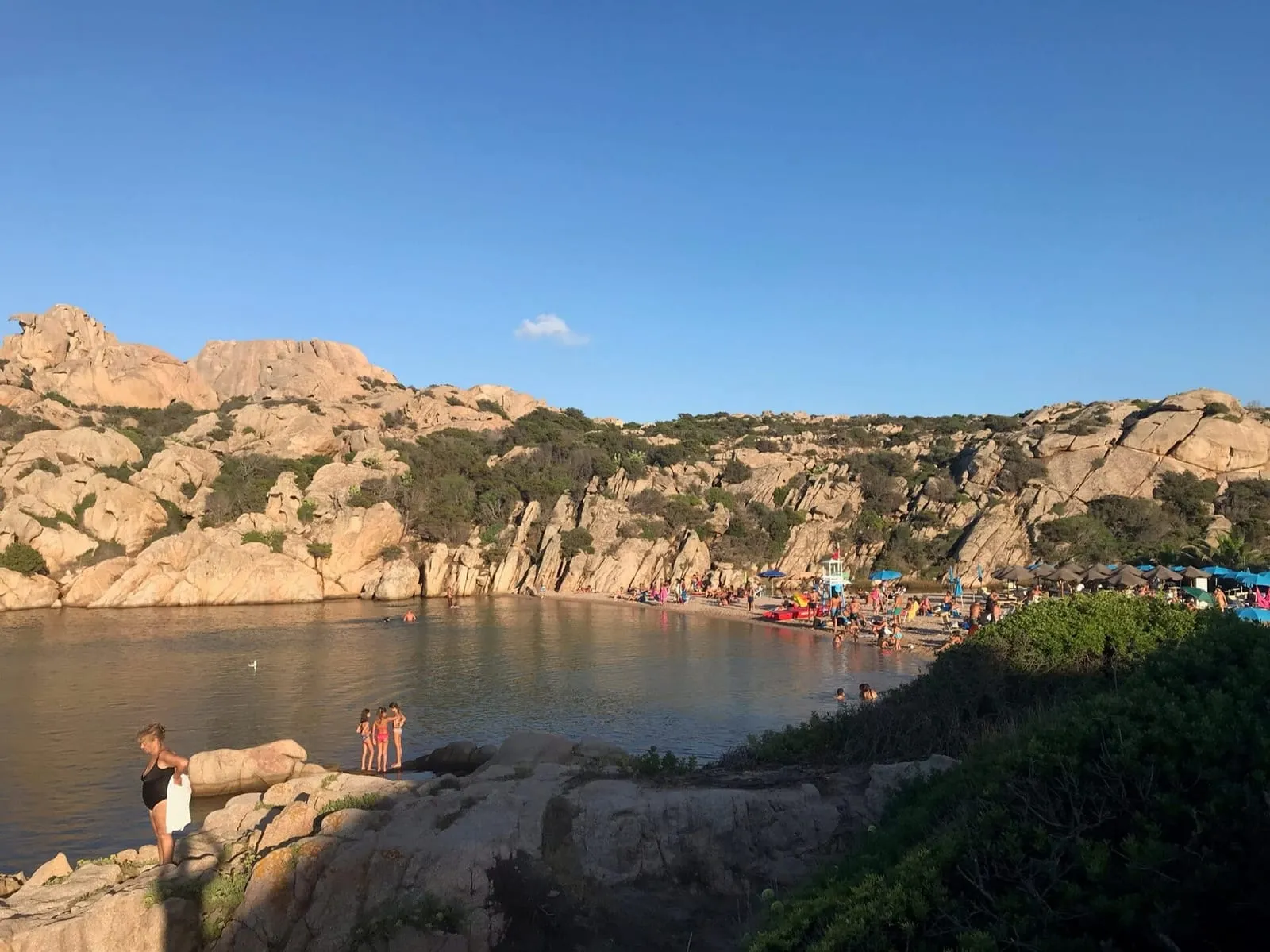 Spiaggia di Cala Spalmatore a La Maddalena con bagnanti e acqua calma