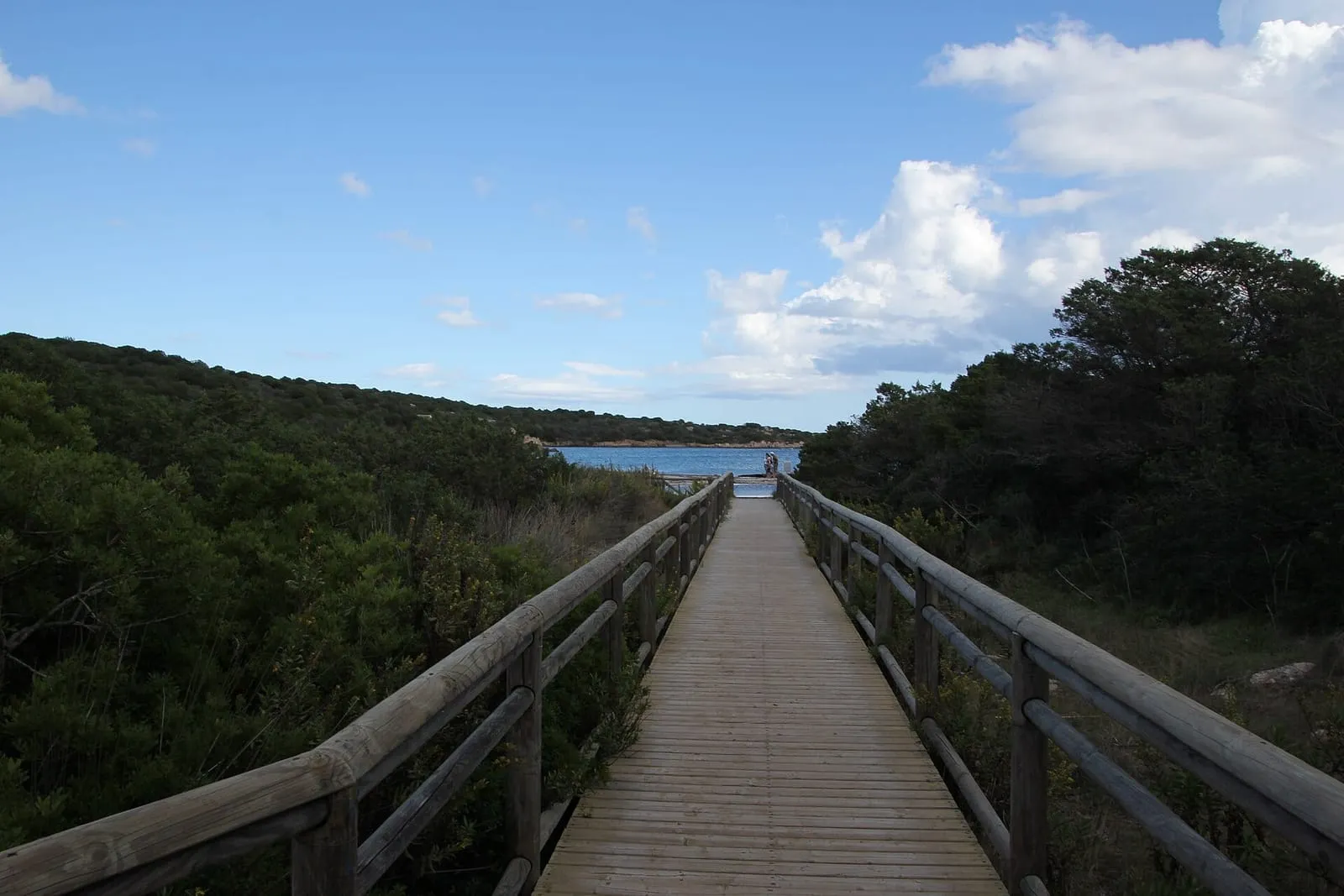 Passerella di legno che scende alla Spiaggia del Relitto a Caprera
