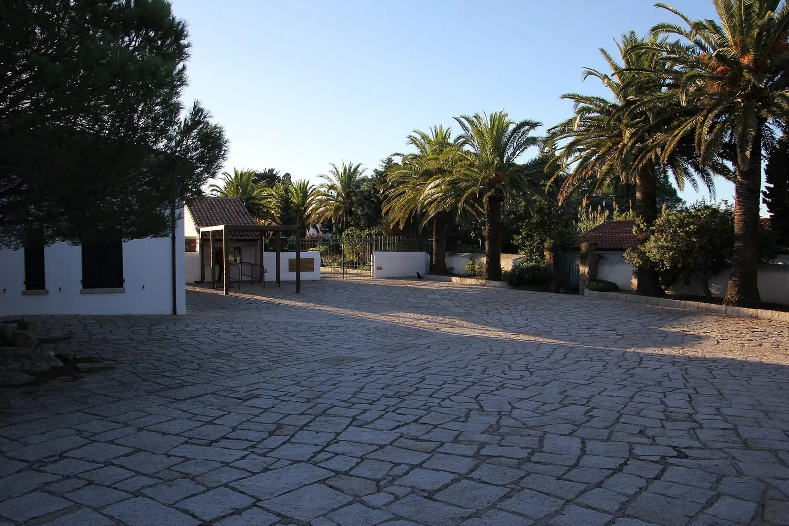 Il cortile del Compendio Garibaldino, la casa di Giuseppe Garibaldi a Caprera
