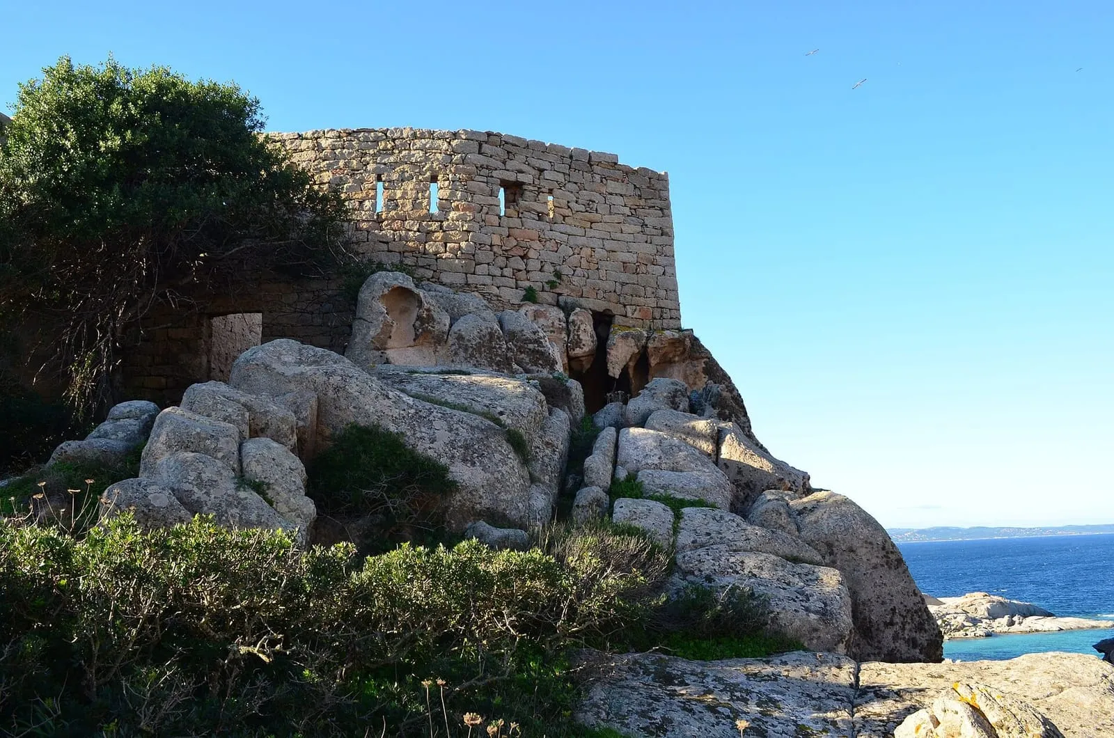 La batteria militare di Punta Tegge sul granito di La Maddalena