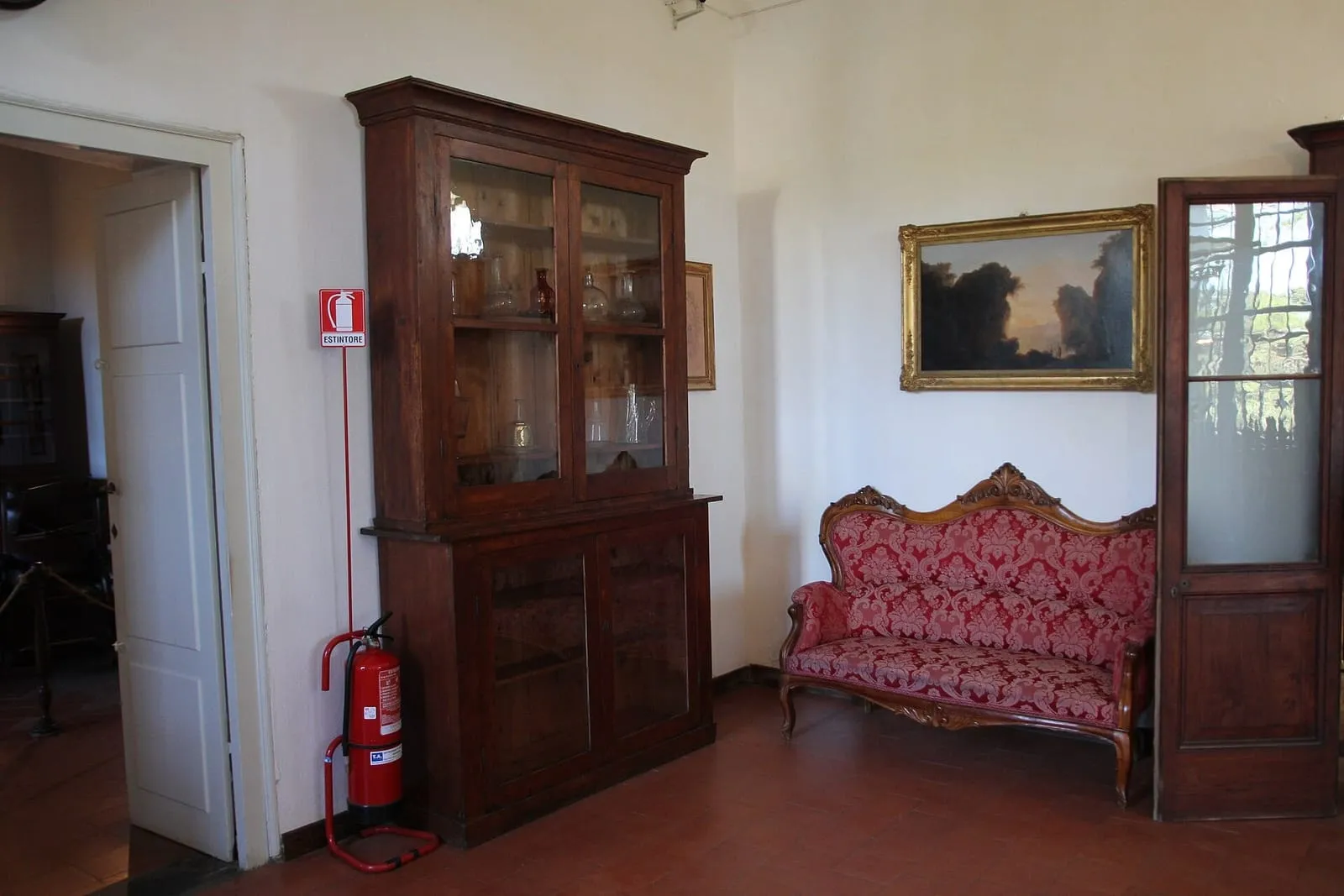 Stanza con arredi originali all'interno della casa di Garibaldi a Caprera