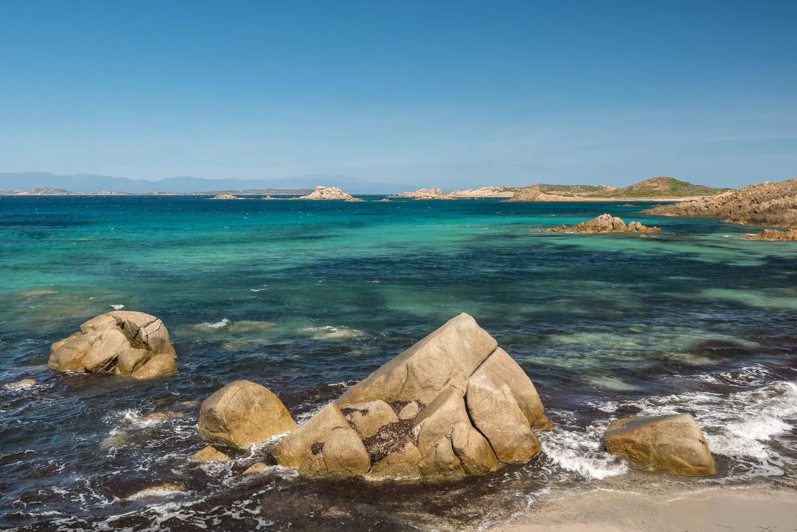 Massi di granito nell'acqua turchese, tipico ancoraggio dei catamarani nell'arcipelago