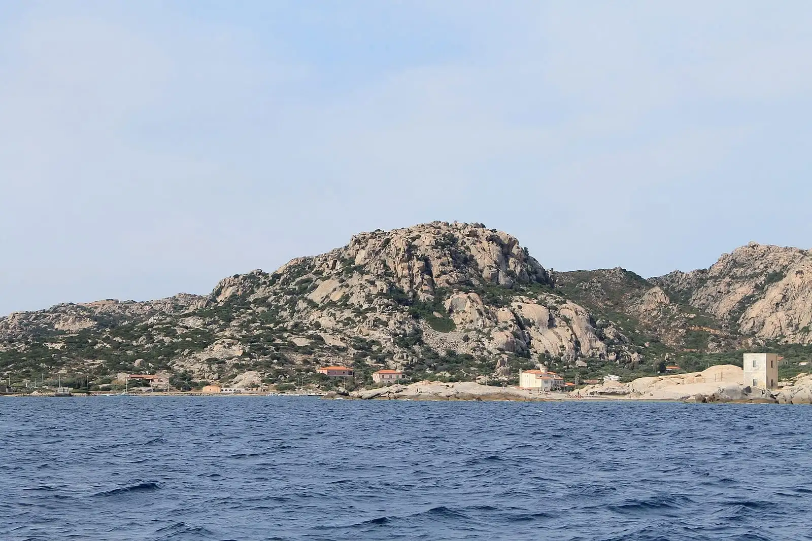 Promontorio di granito dell'arcipelago di La Maddalena visto dal mare