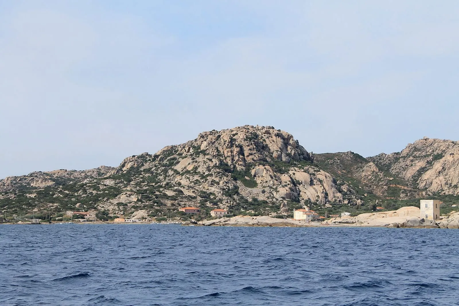 Costa di granito dell'arcipelago di La Maddalena vista dal mare
