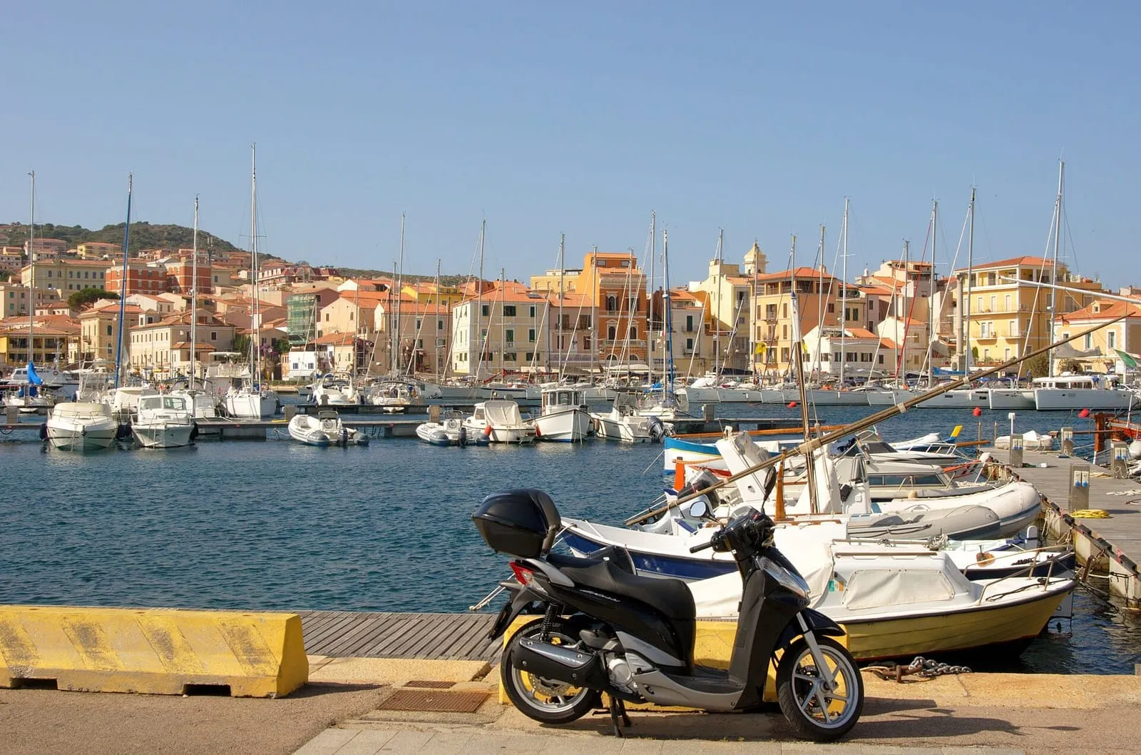 Barche da pesca ormeggiate sulla banchina del porto di La Maddalena