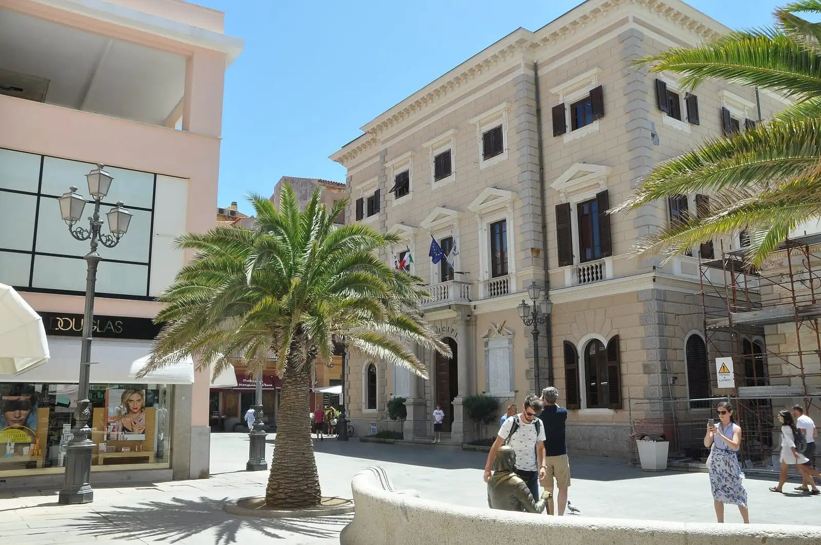 Piazza Garibaldi con il municipio nel centro di La Maddalena