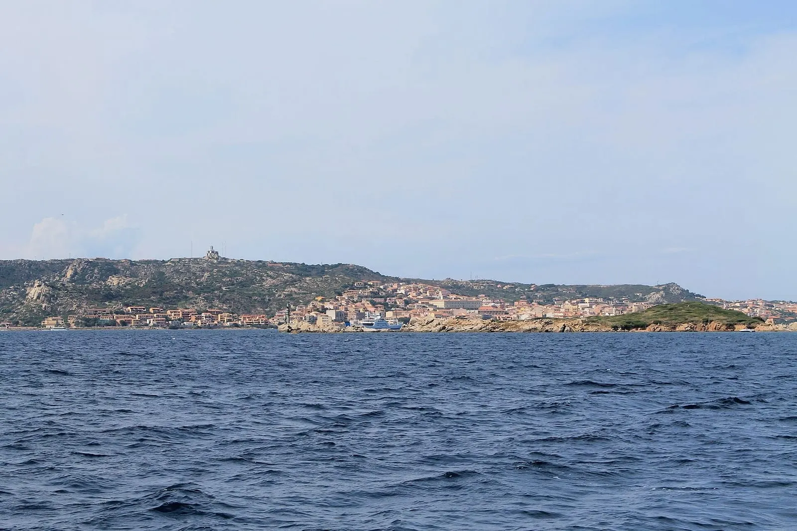 La Maddalena vista dal mare con il porto e le case del centro