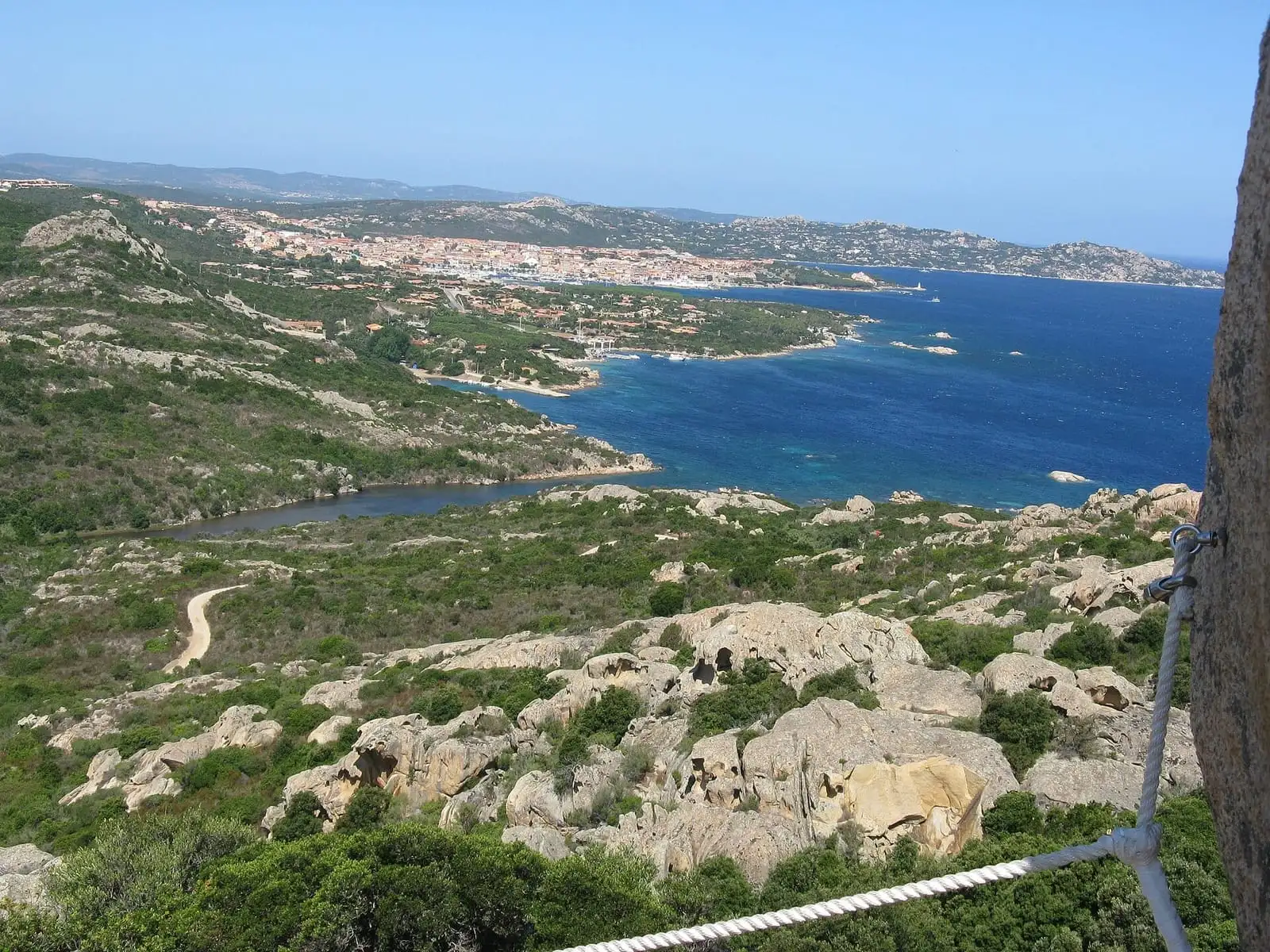 Palau e le isole dell'arcipelago viste dalla Roccia dell'Orso, con Santo Stefano davanti al porto