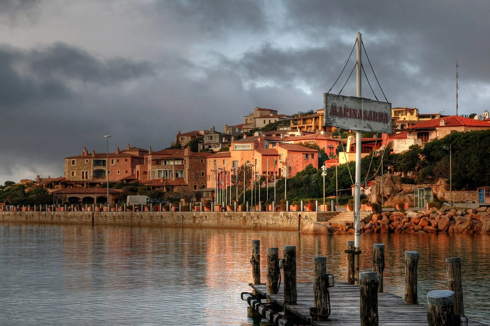 Il porto di Porto Cervo al crepuscolo, meta dell'uscita ibrida