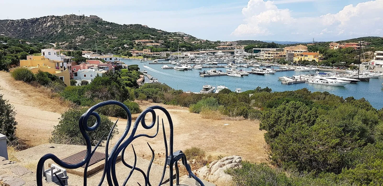 Panorama della marina di Porto Cervo con gli yacht ormeggiati