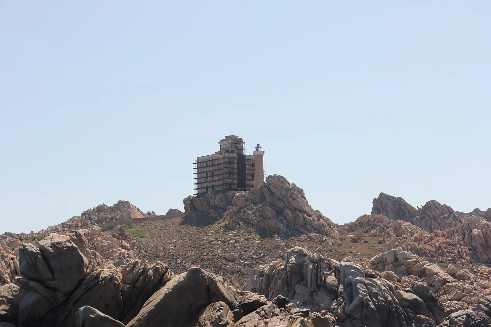 Faro di Razzoli tra le rocce di granito