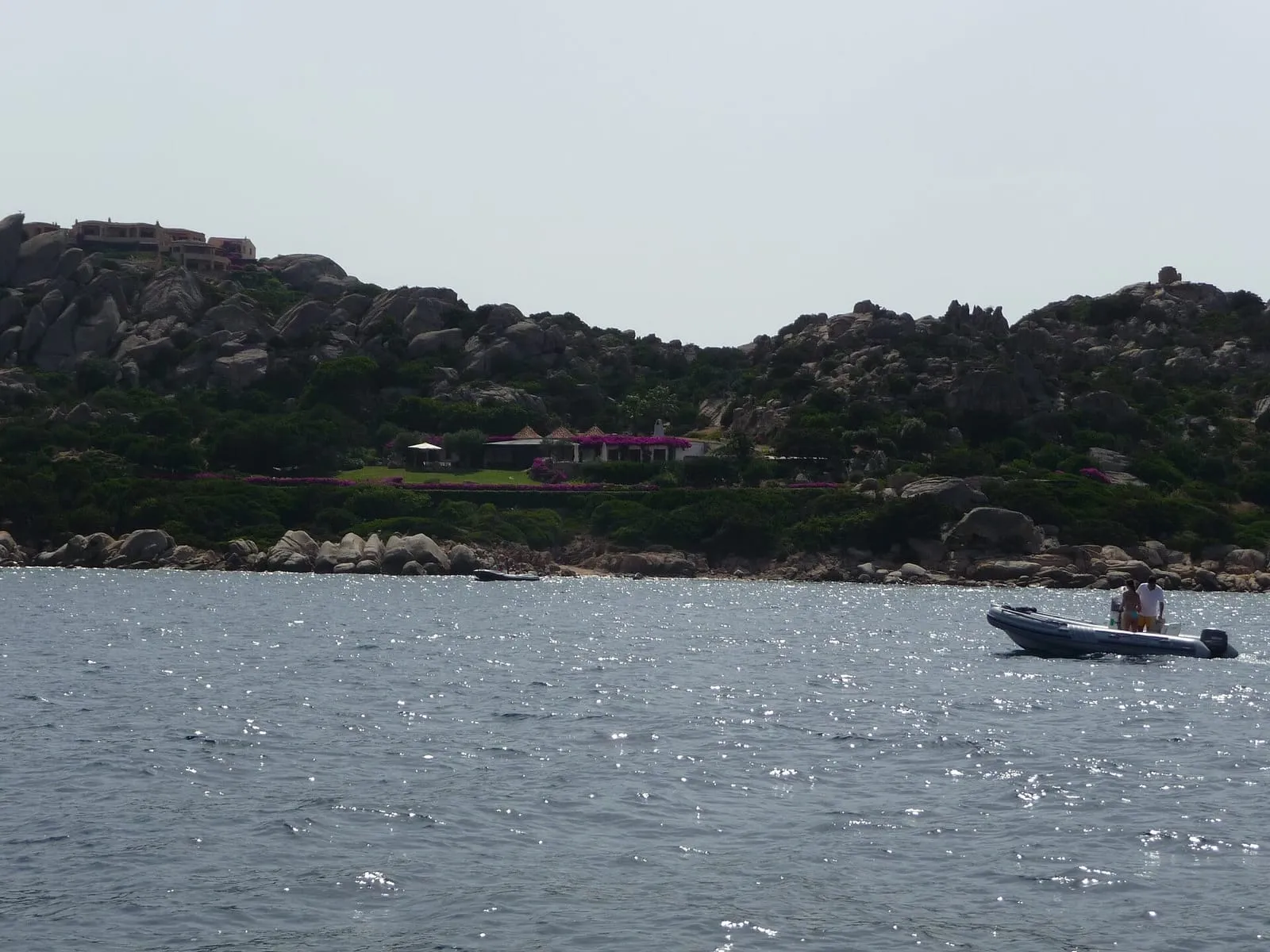 Gommone in navigazione nell'arcipelago di La Maddalena