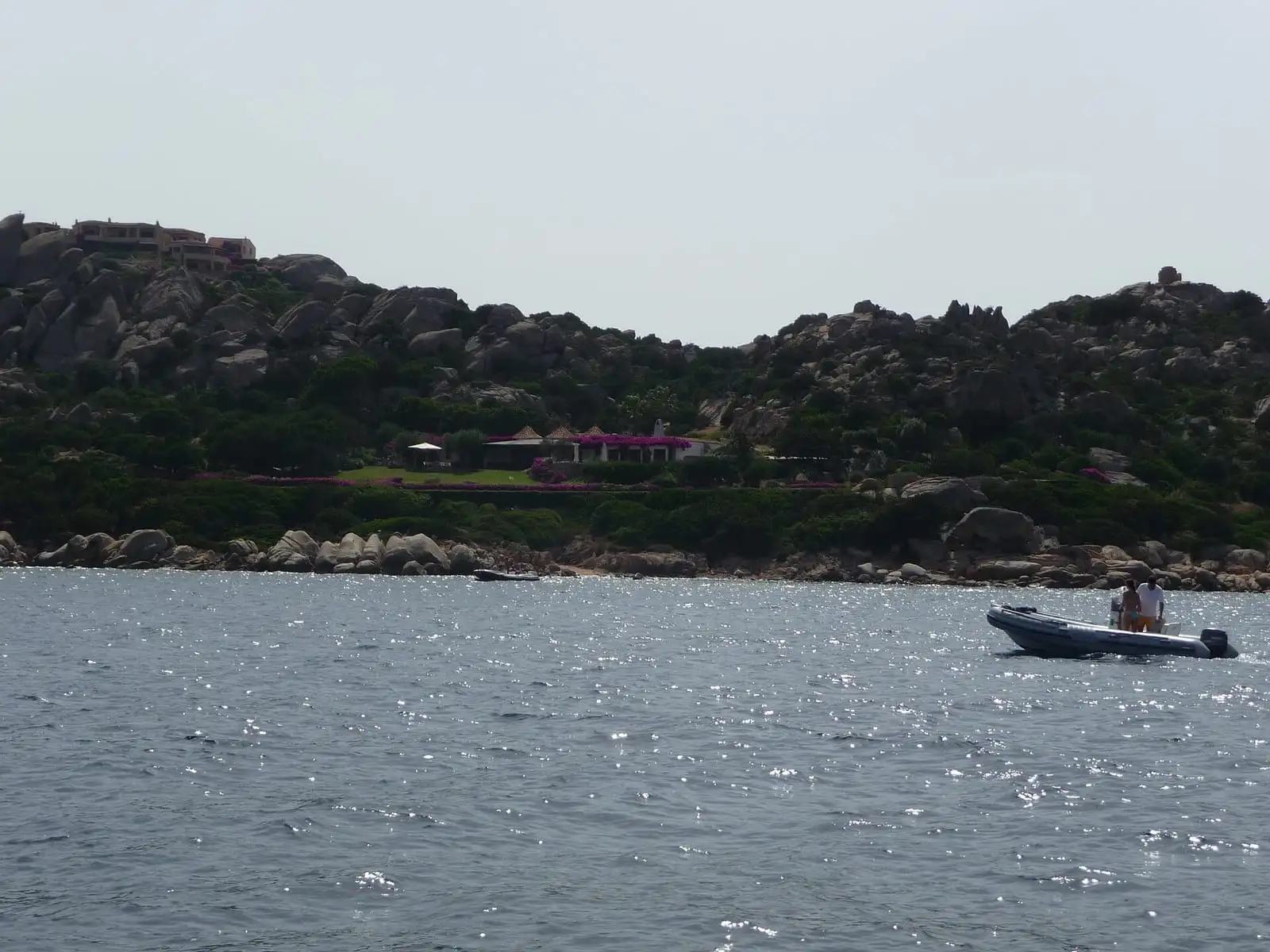 Gommone in navigazione vicino a Punta Sardegna, davanti a Palau