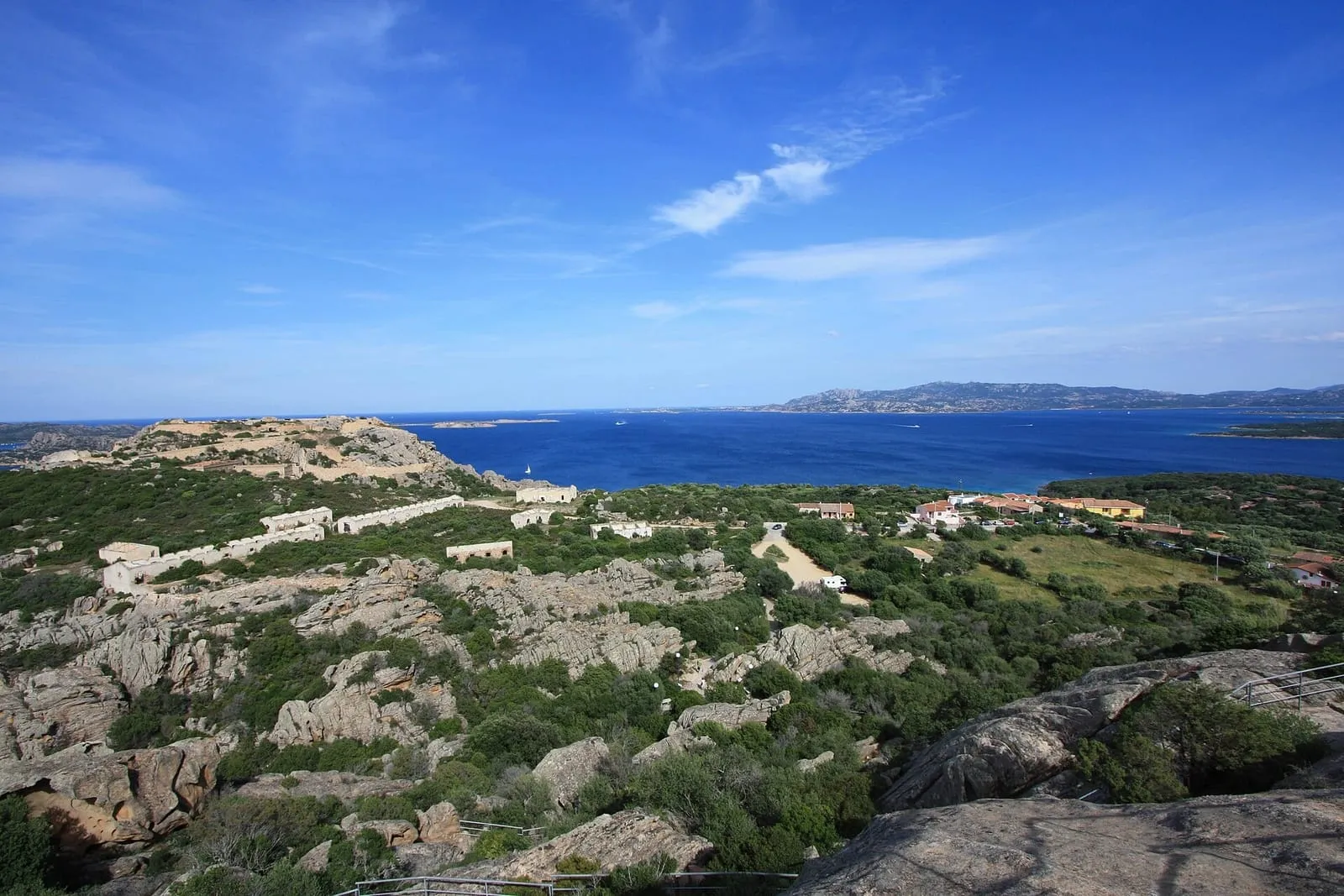 Il sentiero che sale alla Roccia dell'Orso sopra Palau