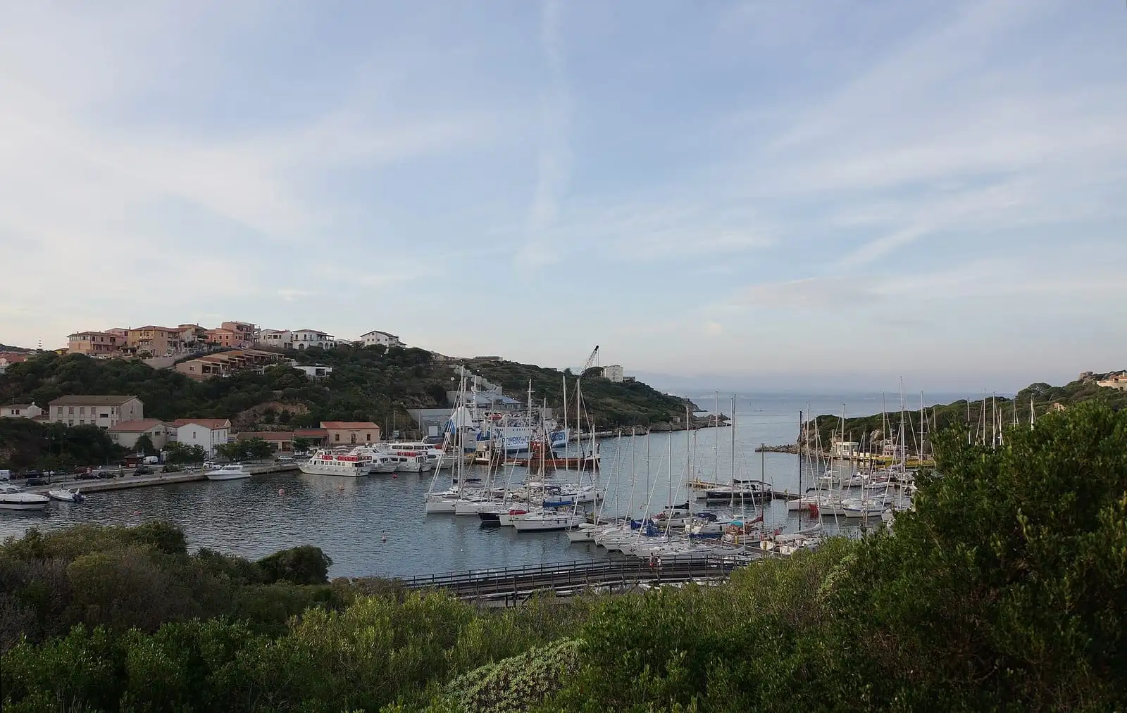 Porto turistico di Santa Teresa Gallura con le barche ormeggiate