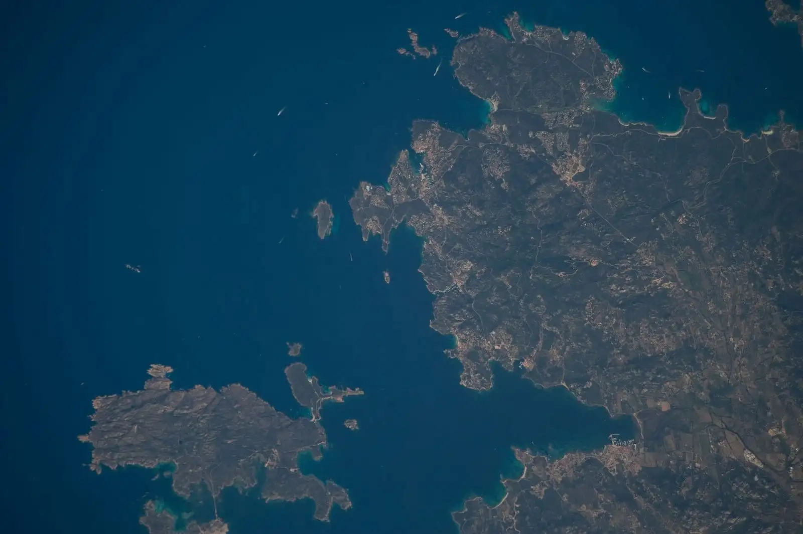Vista satellitare delle Bocche di Bonifacio tra Sardegna e Corsica