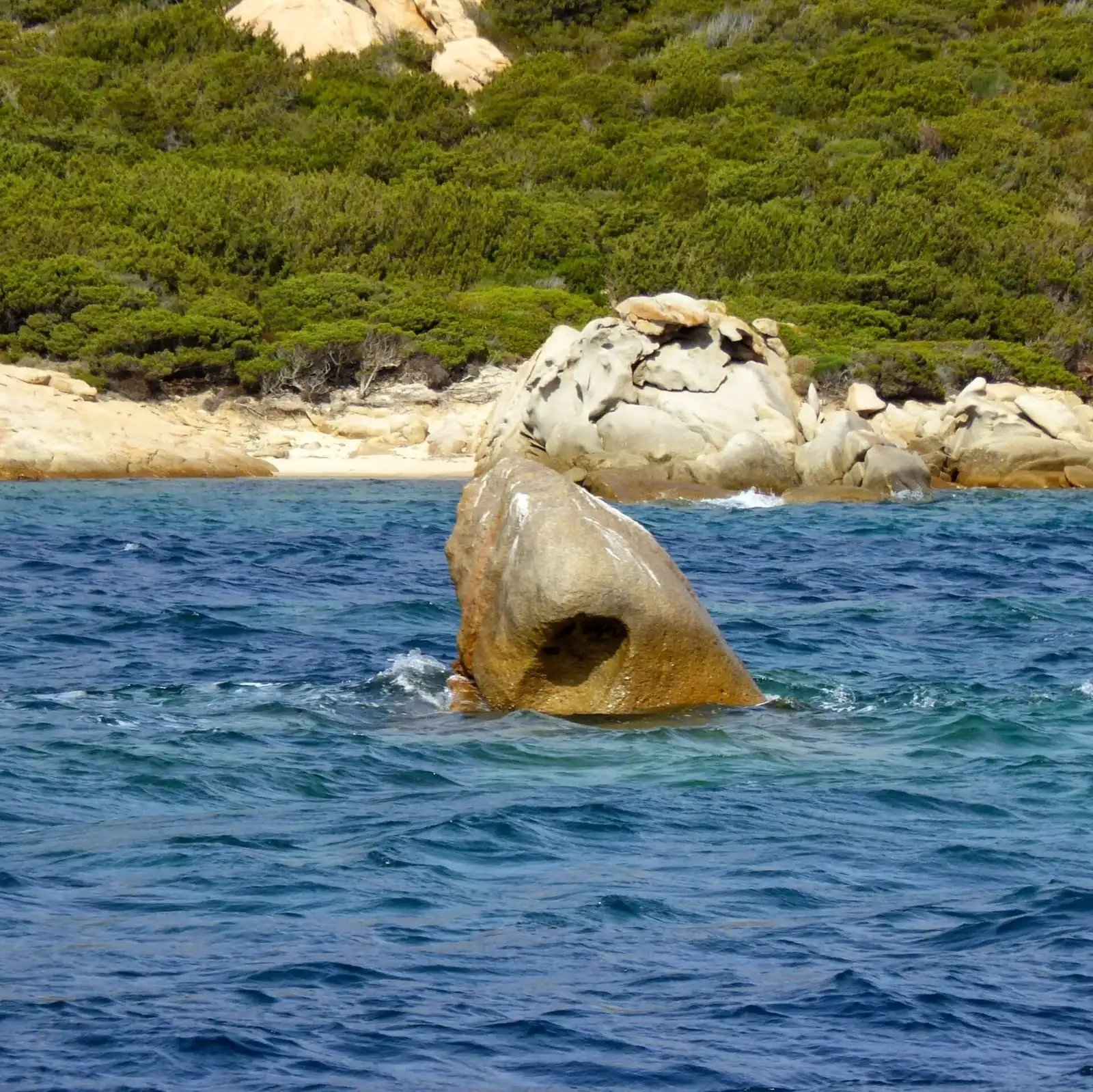 Roccia di granito modellata dal vento sull'isola di Spargi
