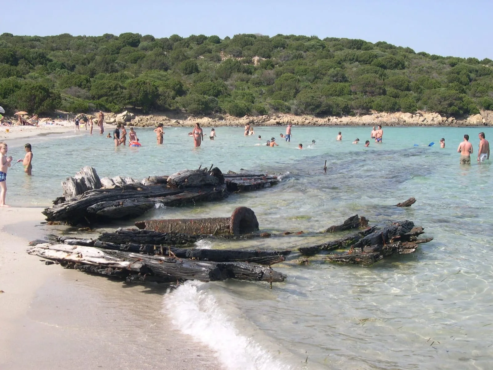 Legni del relitto sulla Spiaggia del Relitto a Caprera con bagnanti